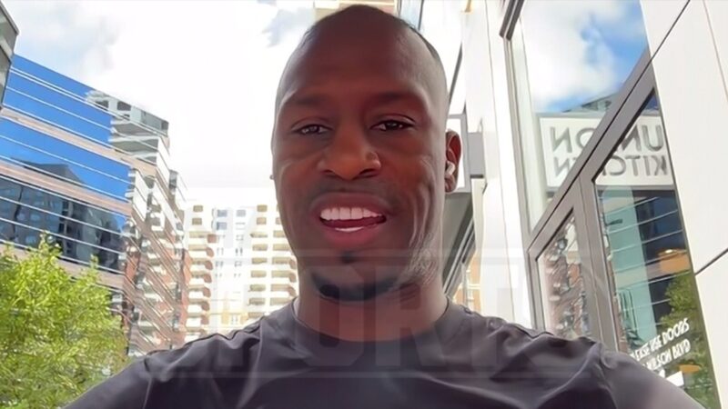 Vernon Davis encense Travis Kelce pour ses débuts d’acteur dans “Grotesquerie”
