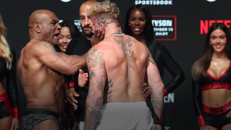 Mike Tyson gifle Jake Paul lors de leur ultime face-à-face