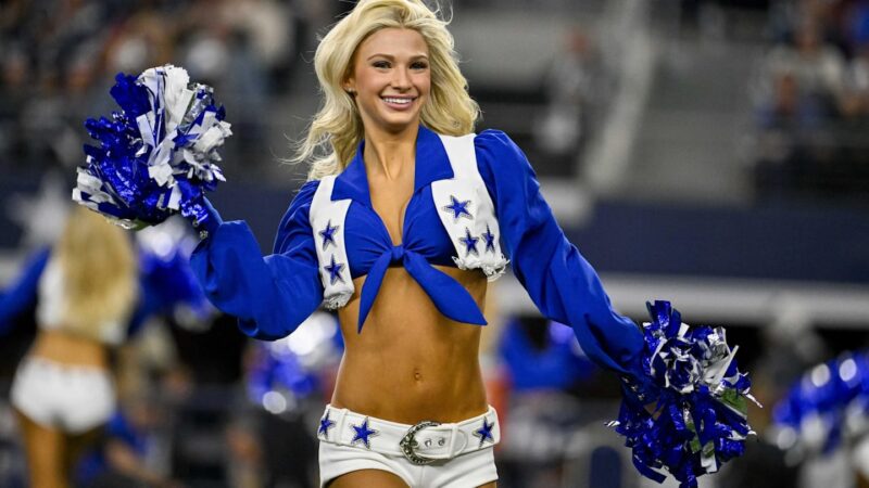 Sophy Laufer, star des cheerleaders des Dallas Cowboys, célèbre ses 21 ans en nuisette