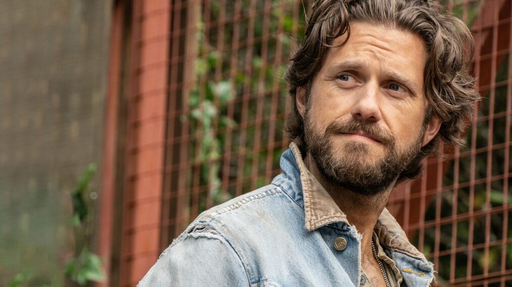 Aaron Tveit réagit au destin surprenant de son personnage dans ‘Earth Abides’