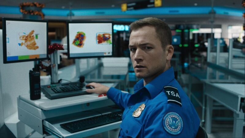 Carry-On : Jaume Collet-Serra revient à l’action avec un thriller de Noël