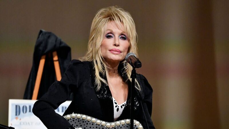 Dolly Parton évoque ses luttes contre la maladie et la dépression dans un nouvel ouvrage