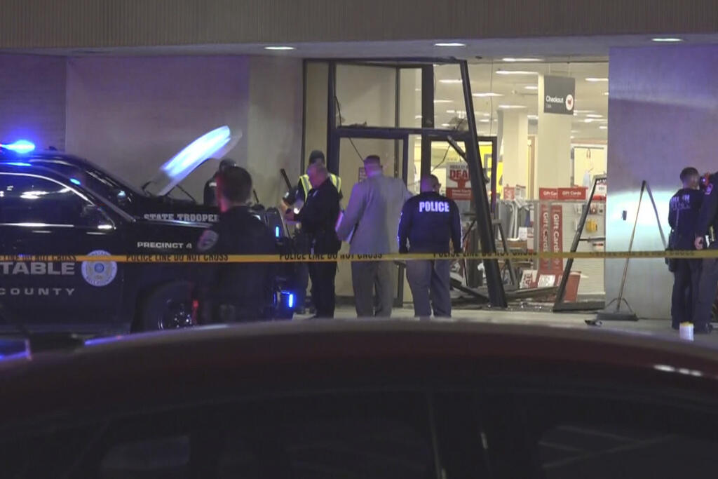 Identité du conducteur de pickup tué par la police dans un centre commercial au Texas