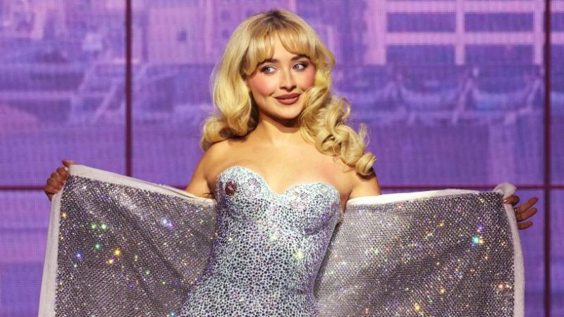 Sabrina Carpenter présente son spécial de Noël “A Nonsense Christmas” sur Netflix