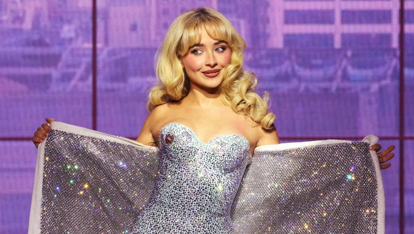 Sabrina Carpenter présente son spécial de Noël “A Nonsense Christmas” sur Netflix