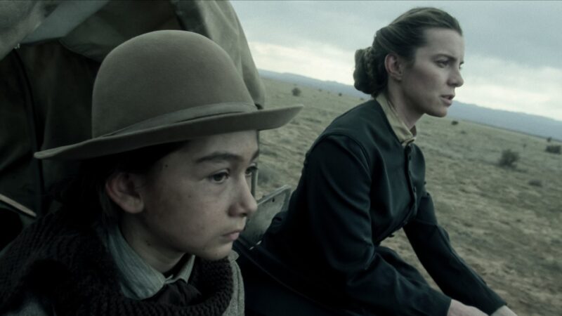Taylor Kitsch et Betty Gilpin dans un western sur Netflix