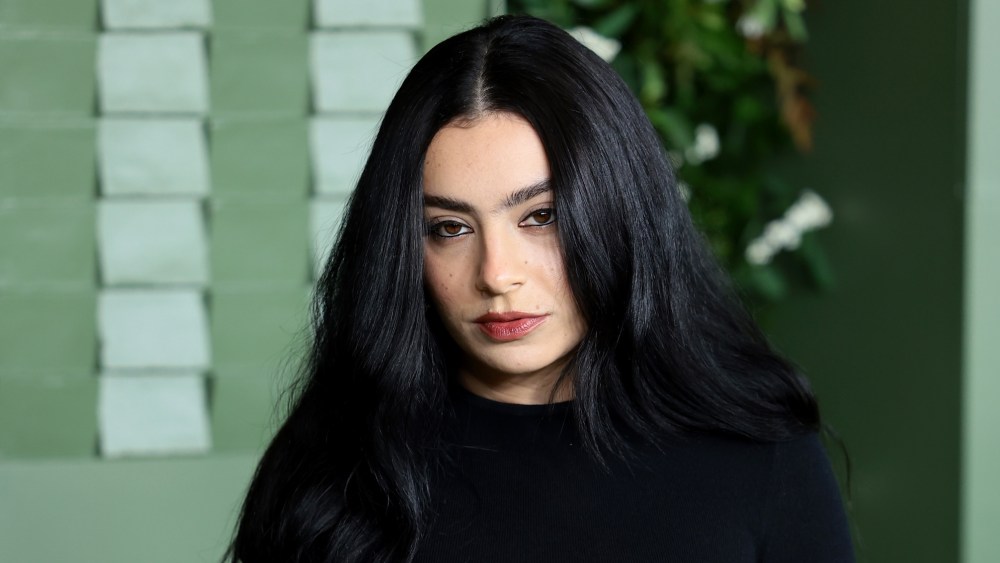 Charli XCX appelle à la solidarité pour les victimes des incendies de Los Angeles