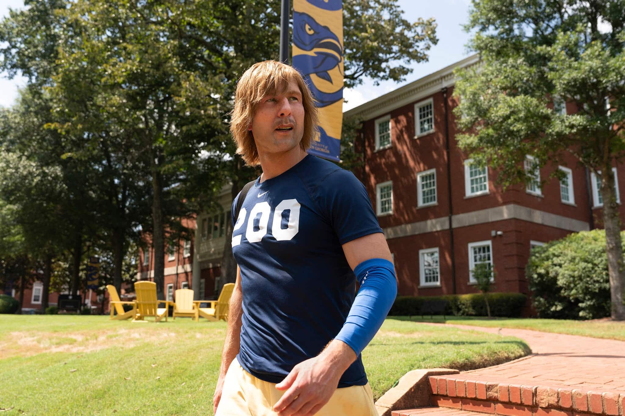 Glen Powell dévoile Chad Powers dans la bande-annonce de sa comédie football sur Hulu