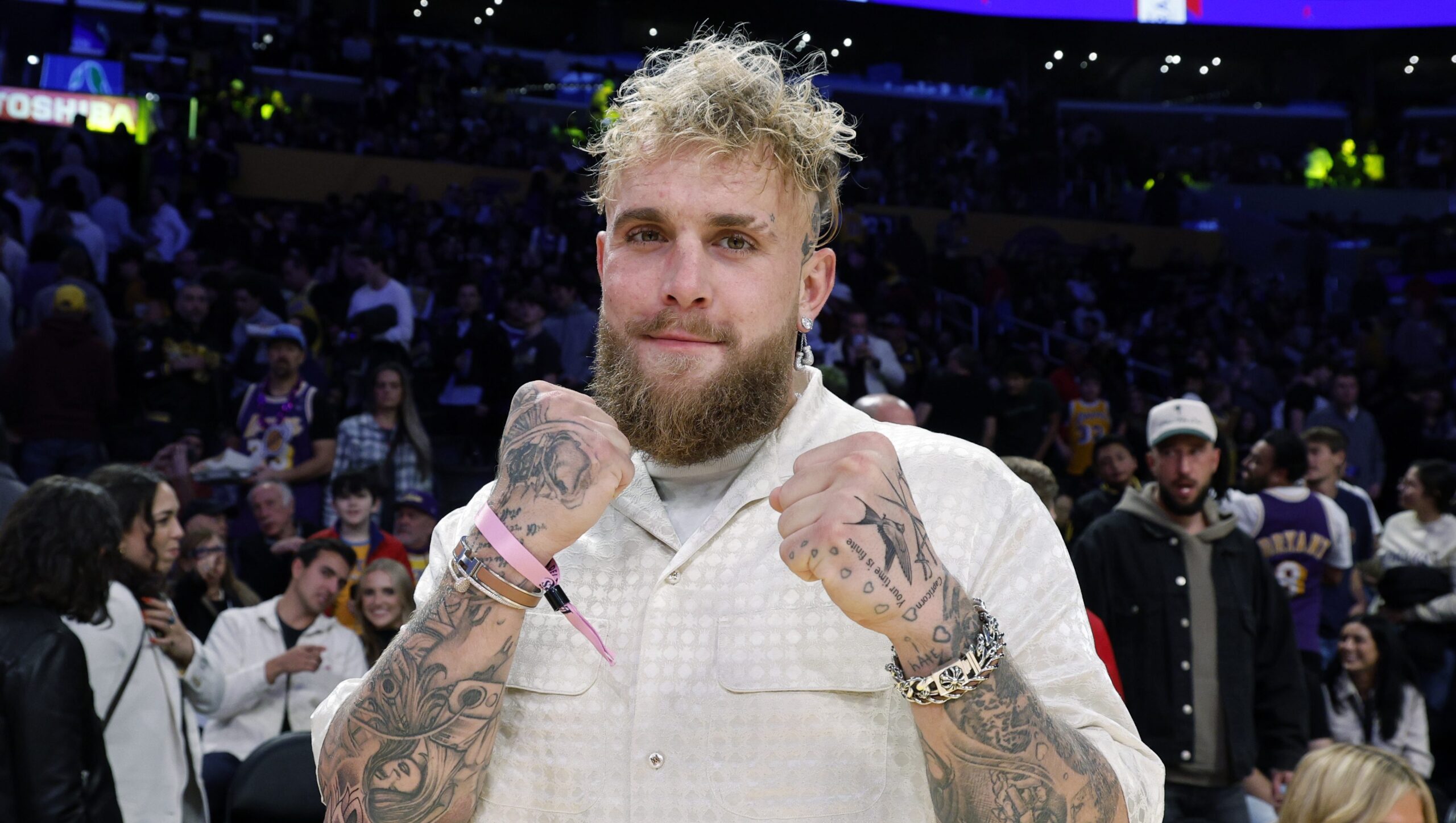 Jake Paul annonce un combat contre son frère Logan en mars 2025