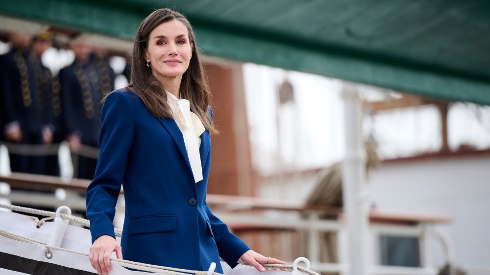 Queen Letizia revisite le costume marin à Cádiz pour le départ du Juan Sebastián de Elcano