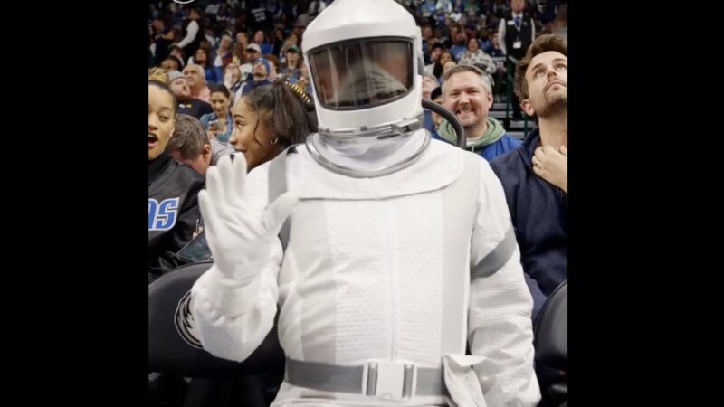 Silo se déguise en fan spatial lors d’un match NBA