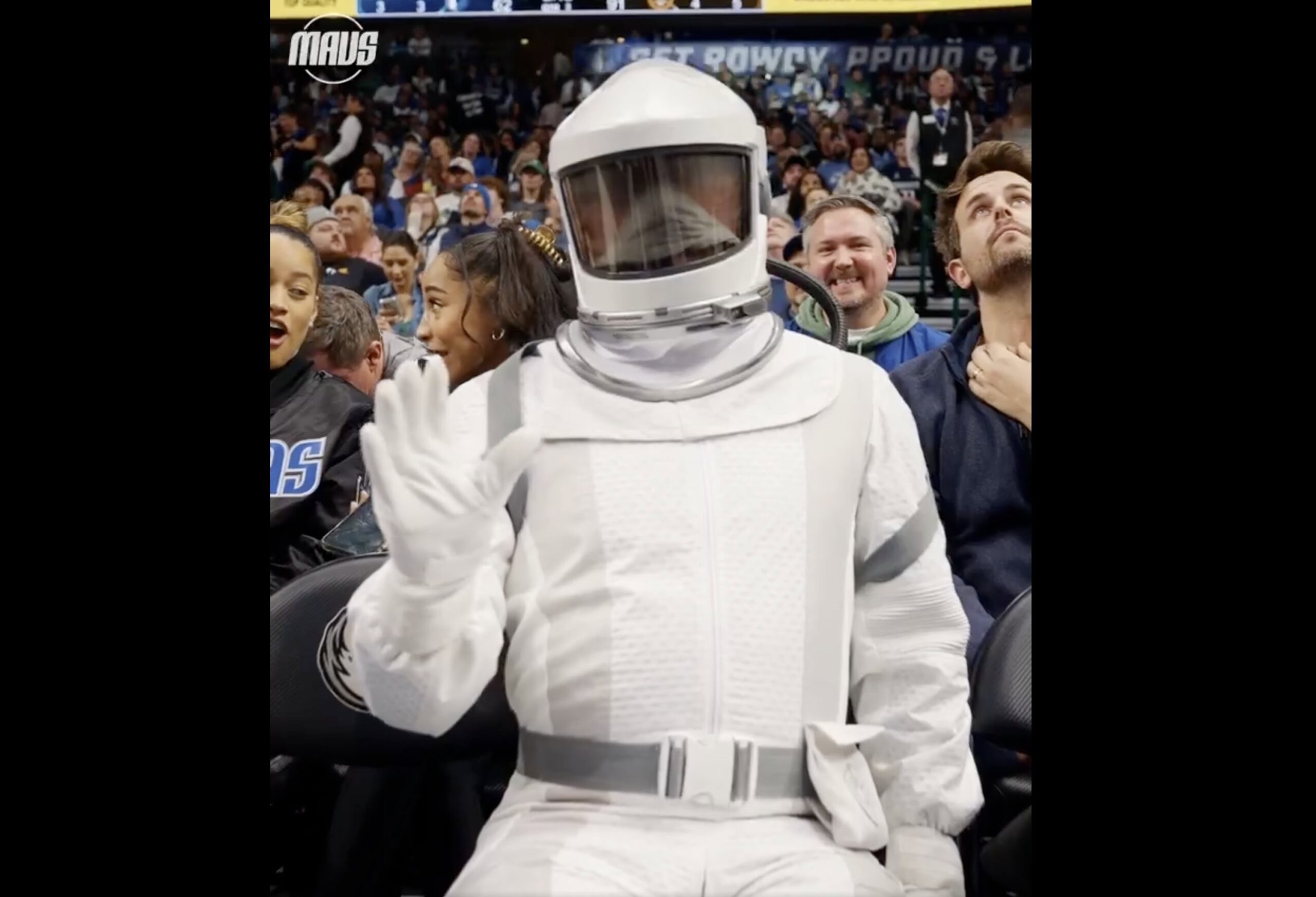Silo se déguise en fan spatial lors d’un match NBA