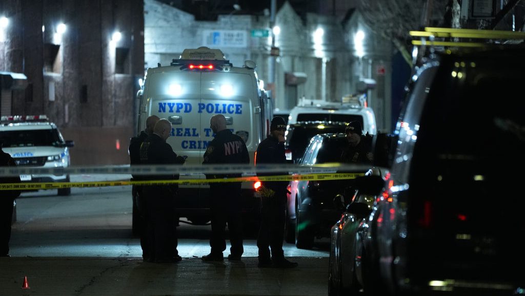 Tirs groupés à Queens : 10 blessés devant le nightclub Amazura pour le Nouvel An
