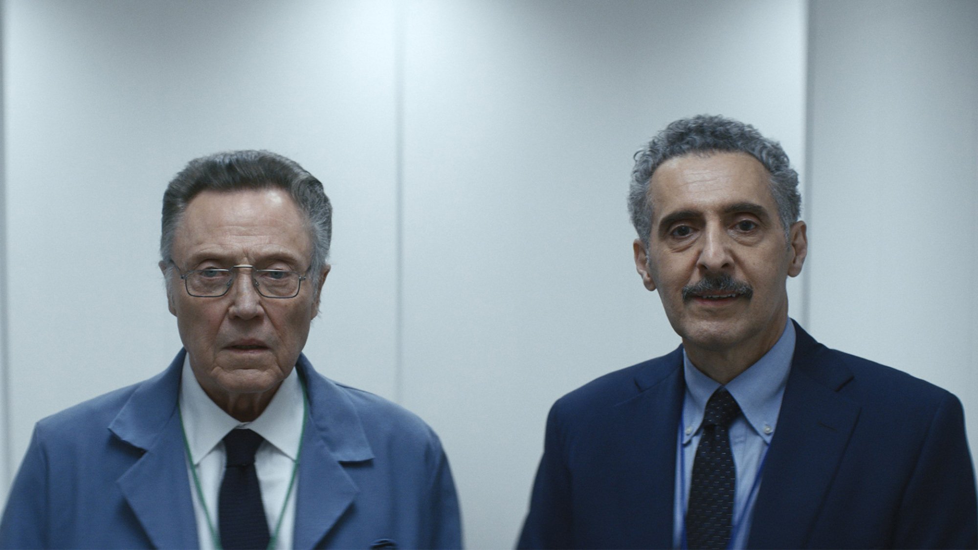 Un acteur de Severance regarde la série sur DVD faute de Apple TV+