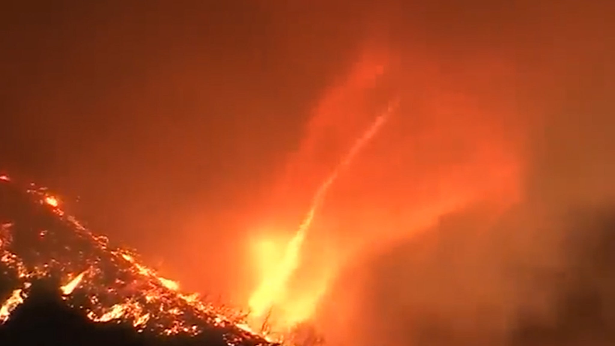 Un “firenado” se forme à Los Angeles alors que des incendies ravagent la région