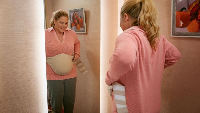 Amy Schumer brille dans la comédie romantique ‘Kinda Pregnant’