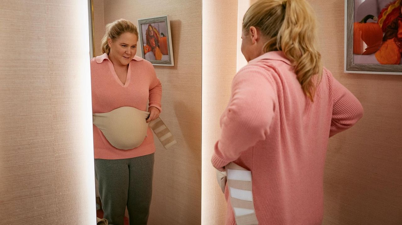 Amy Schumer brille dans la comédie romantique ‘Kinda Pregnant’