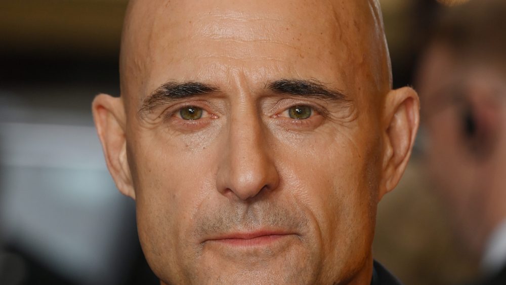 Apple TV+ : Mark Strong rejoint la série ‘Neuromancer’