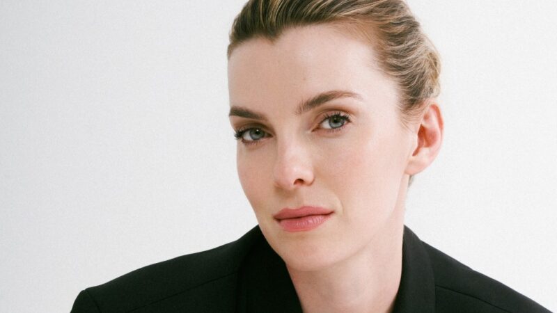 Betty Gilpin intègre la comédie romantique de Netflix