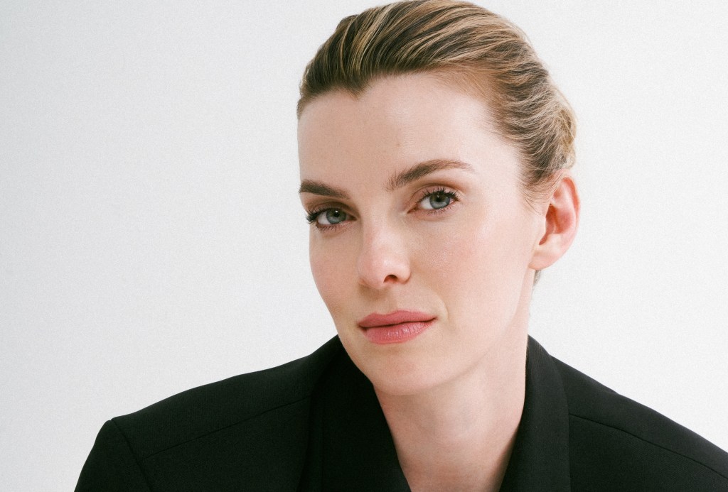 Betty Gilpin intègre la comédie romantique de Netflix