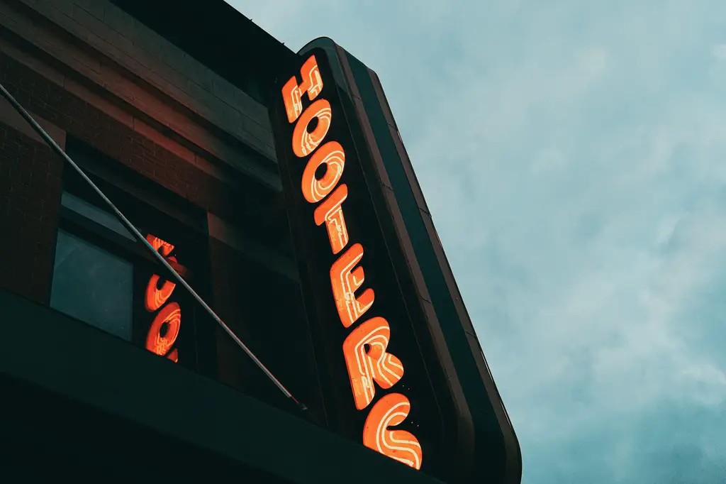 Hooters face aux rumeurs de faillite alors qu’Amazon Prime Video se renforce dans la NASCAR