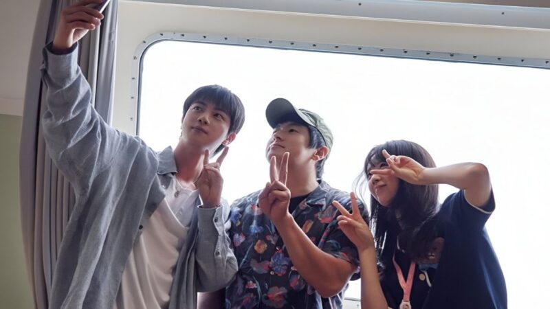 Jin des BTS se dévoile sans filtre dans Kian’s Bizarre BnB sur Netflix