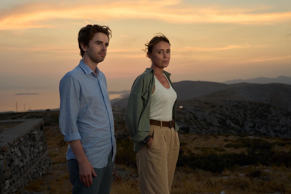 Keeley Hawes et Freddie Highmore dans The Assassin sur Prime Video