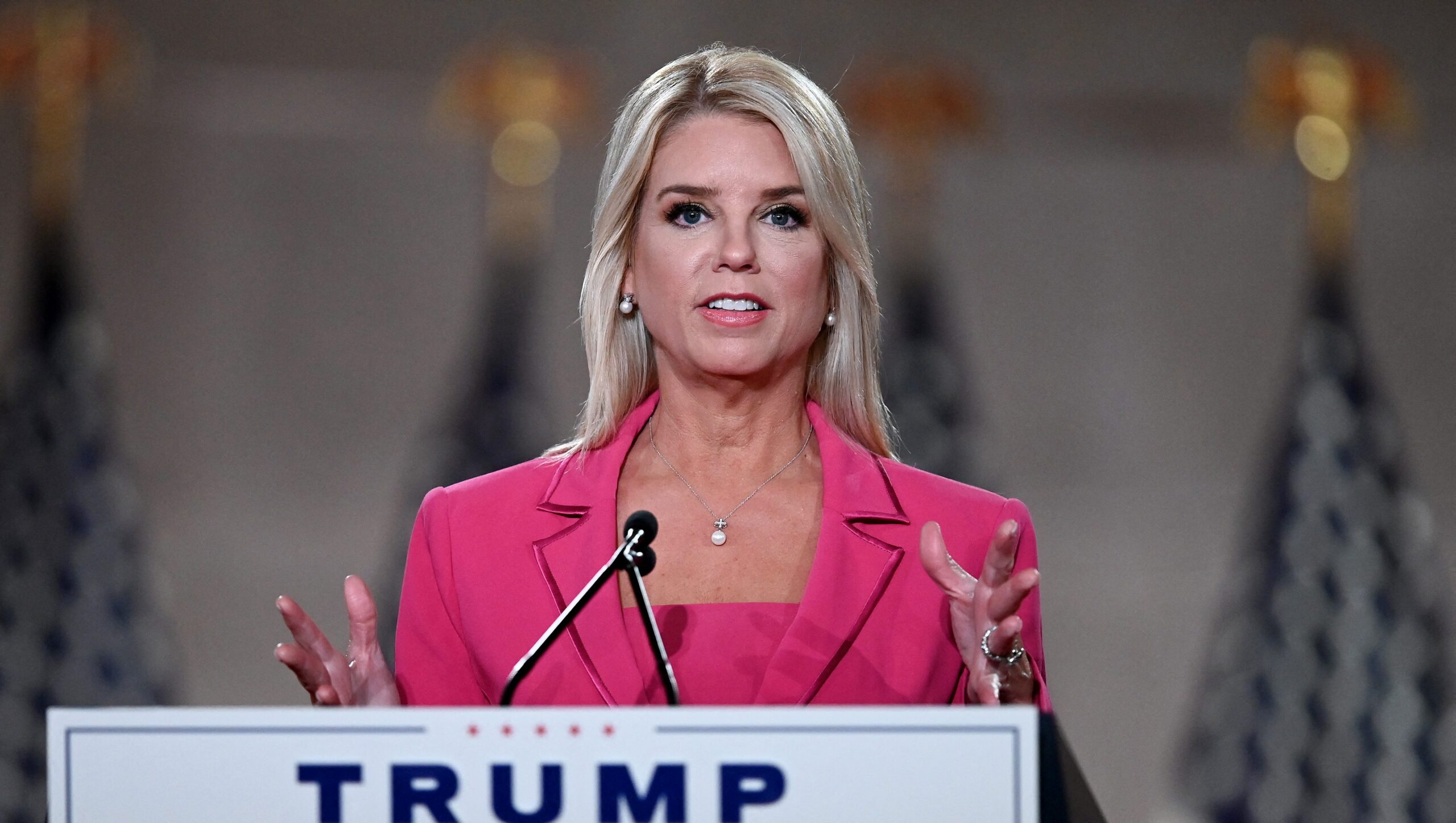 Pam Bondi nommée avocate générale des États-Unis : sa vie personnelle suscite des questions