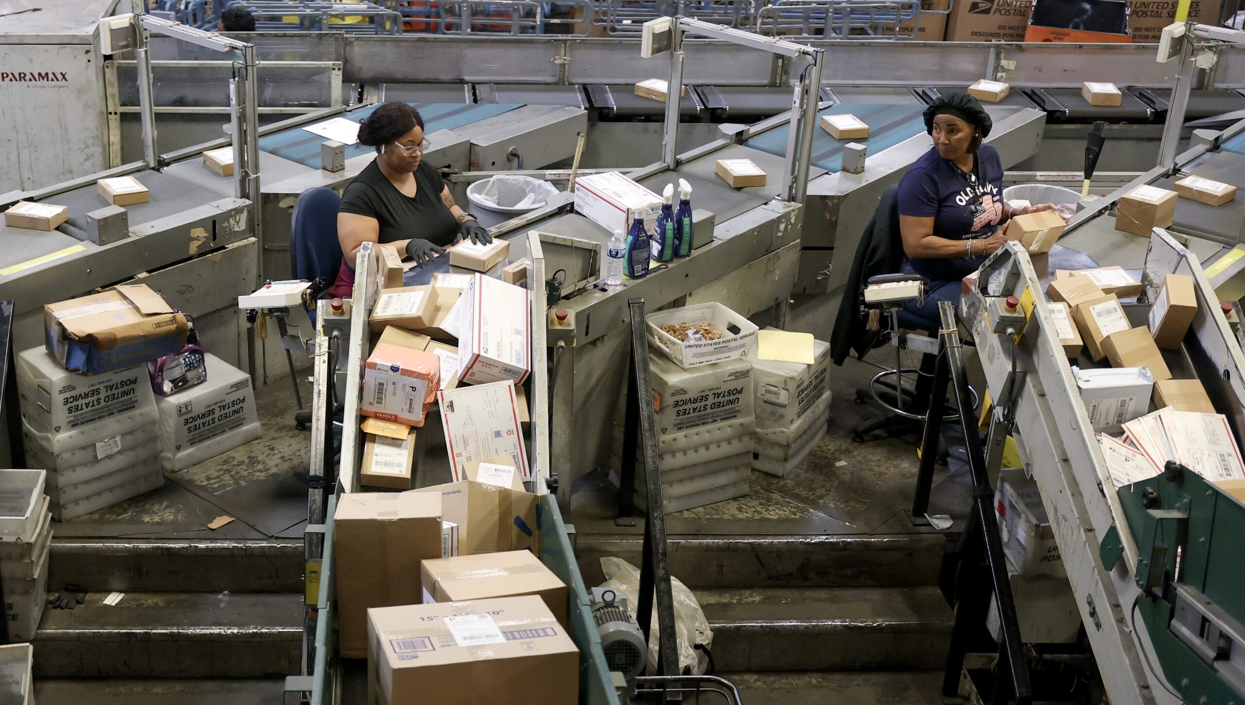 Suspension temporaire des colis en provenance de Chine : les États-Unis réagissent aux nouveaux tarifs