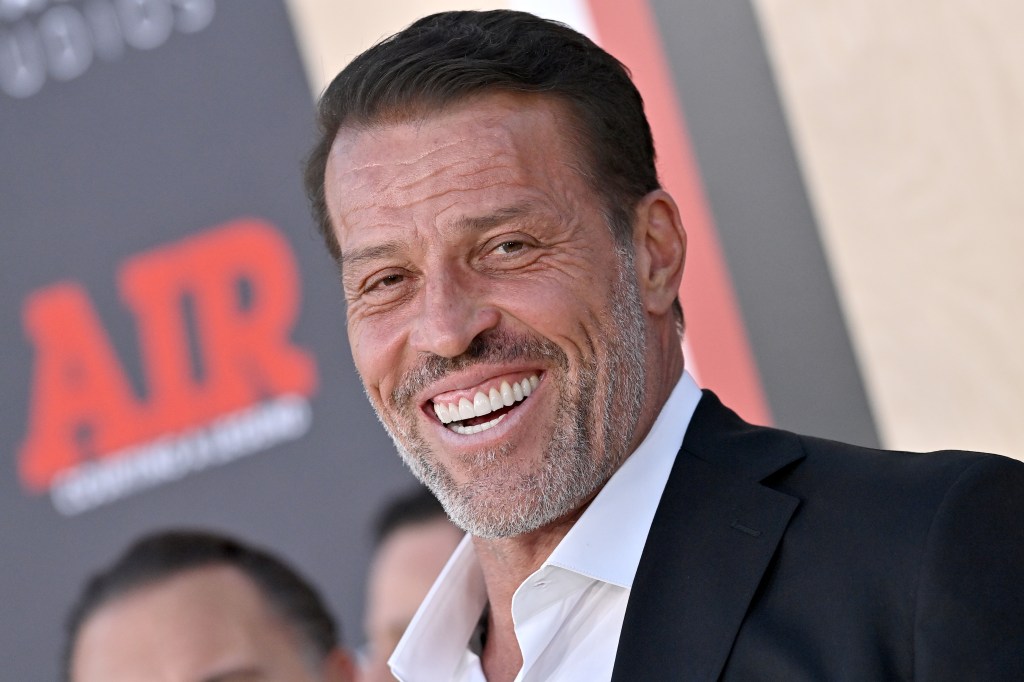 Tony Robbins s’associe à Paramount pour lancer le canal FAST