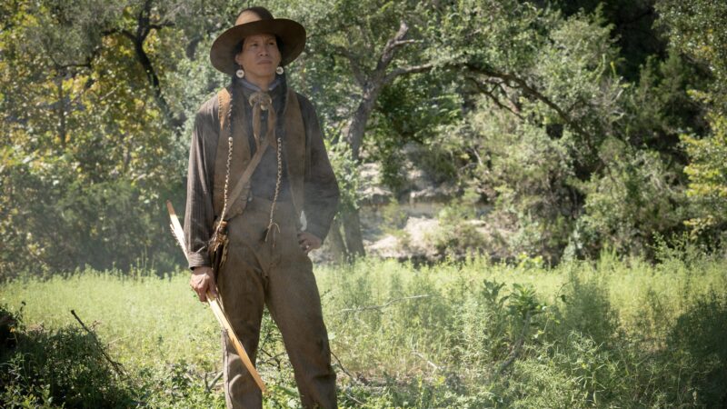 1923 : Jeremy Gauna remplace Cole Brings Plenty dans la saison 2