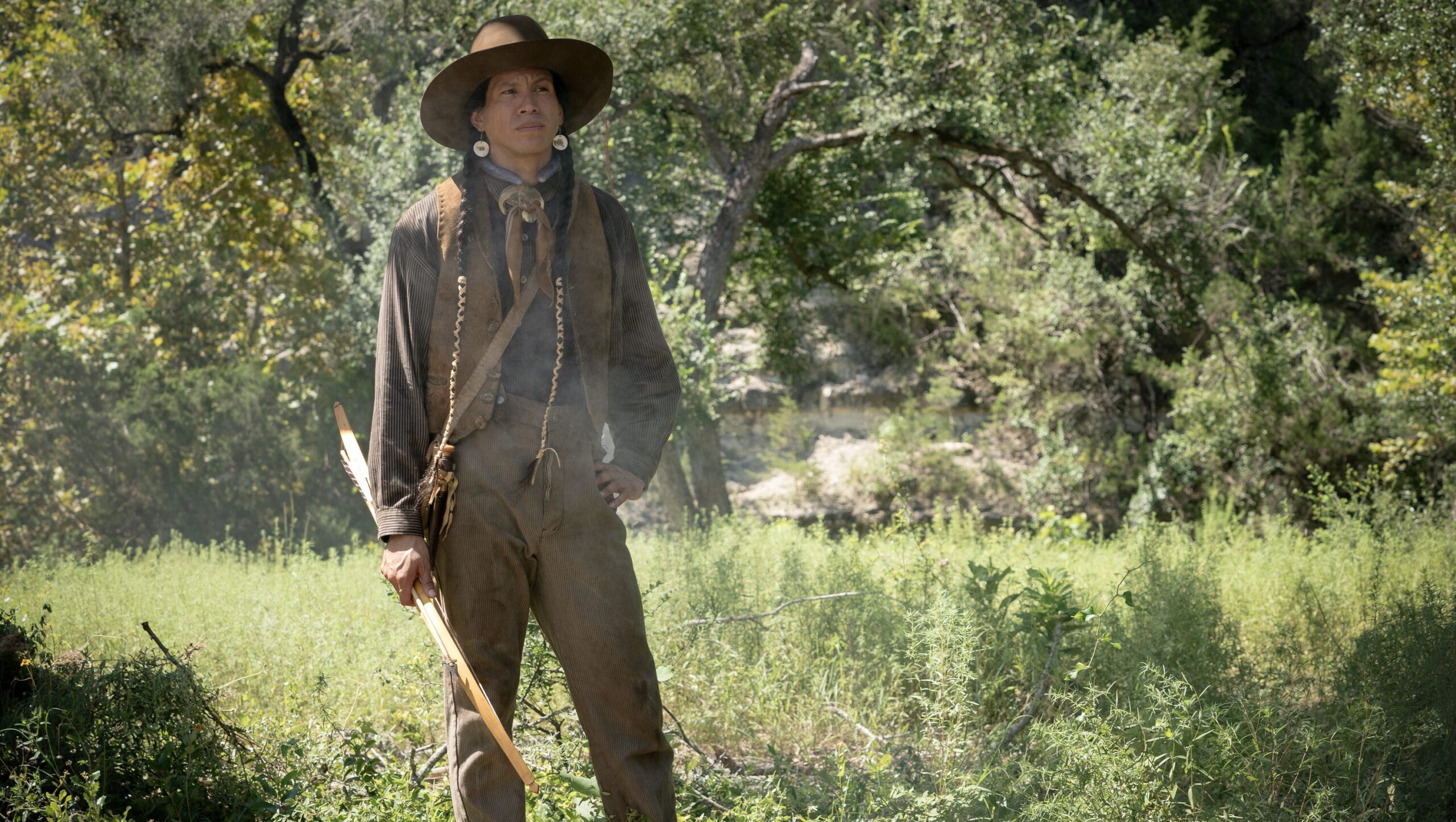 1923 : Jeremy Gauna remplace Cole Brings Plenty dans la saison 2
