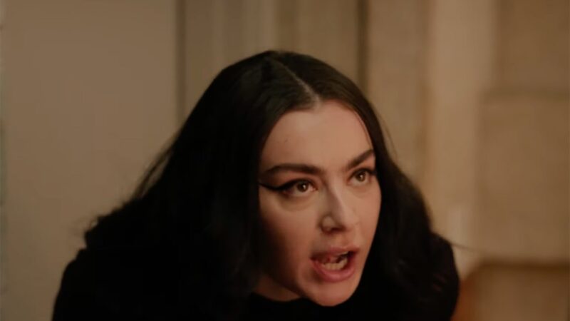 Charli XCX ne joue pas son plus grand succès dans le trailer d’Overcompensating