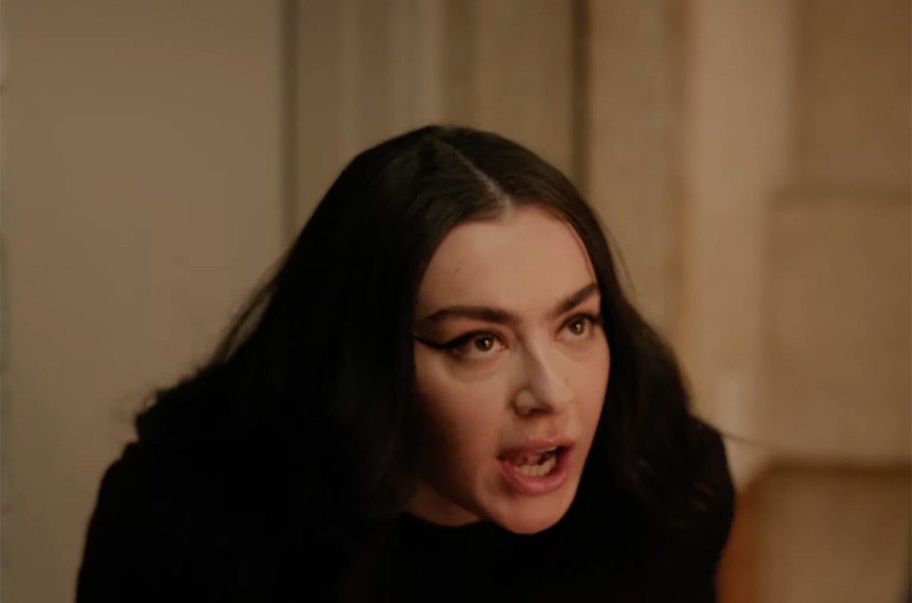 Charli XCX ne joue pas son plus grand succès dans le trailer d’Overcompensating