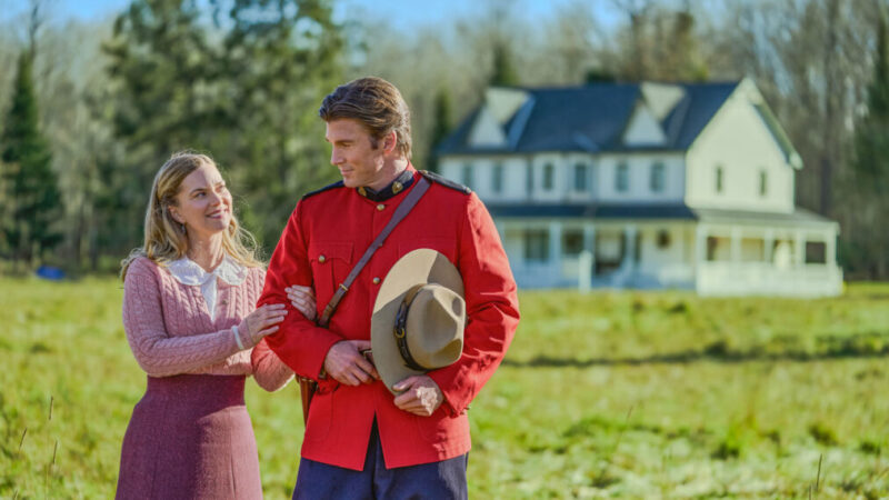 Cindy Busby et Christopher Russell évoquent la romance de Nora et Michael dans la saison 2 de ‘When Hope Calls’