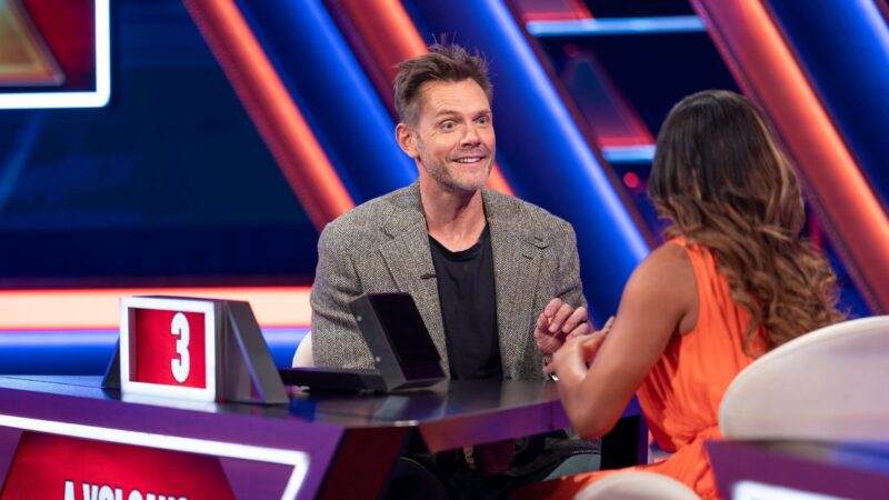 Joel McHale en quête du cercle des vainqueurs dans The $100,000 Pyramid