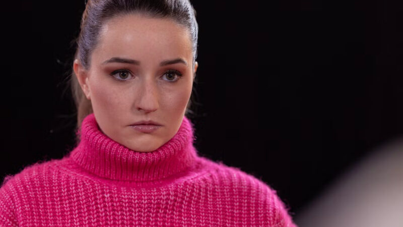 Kaitlyn Dever dans la série Netflix ‘Apple Cider Vinegar’