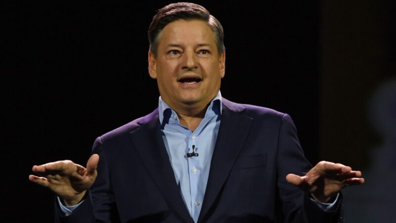 Netflix se positionne face à YouTube : la stratégie de Sarandos révélée