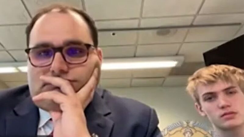 Un adolescent de 15 ans prétend avoir été inspiré par un docu Netflix sur les Menendez pour tuer sa mère, selon la police.