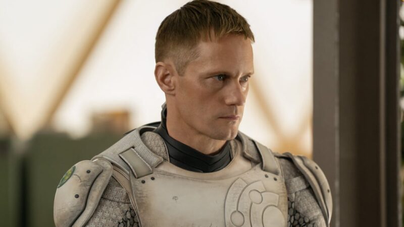 Alexander Skarsgård estime que Murderbot est le personnage le plus relatable de l’année sur Apple TV+