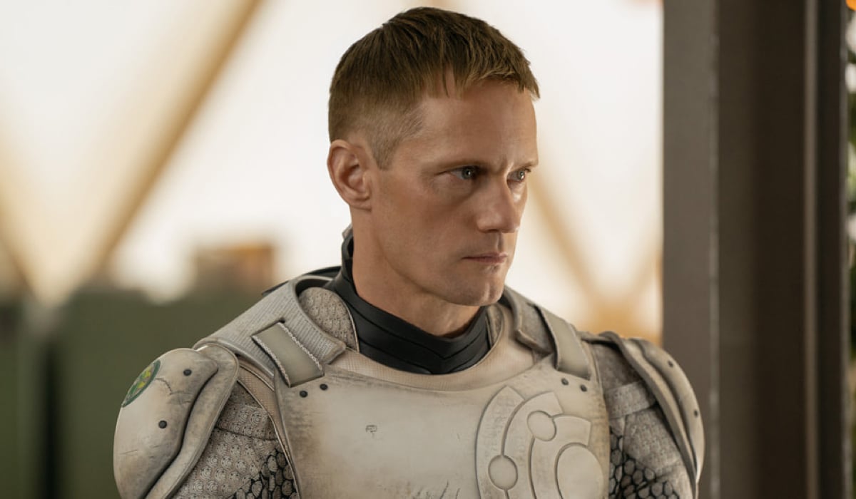 Alexander Skarsgård estime que Murderbot est le personnage le plus relatable de l’année sur Apple TV+