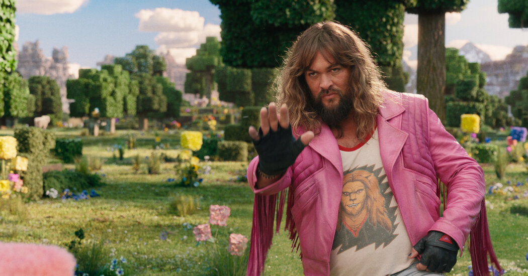 Jack Black et Jason Momoa dans un mine cart pour le film Minecraft