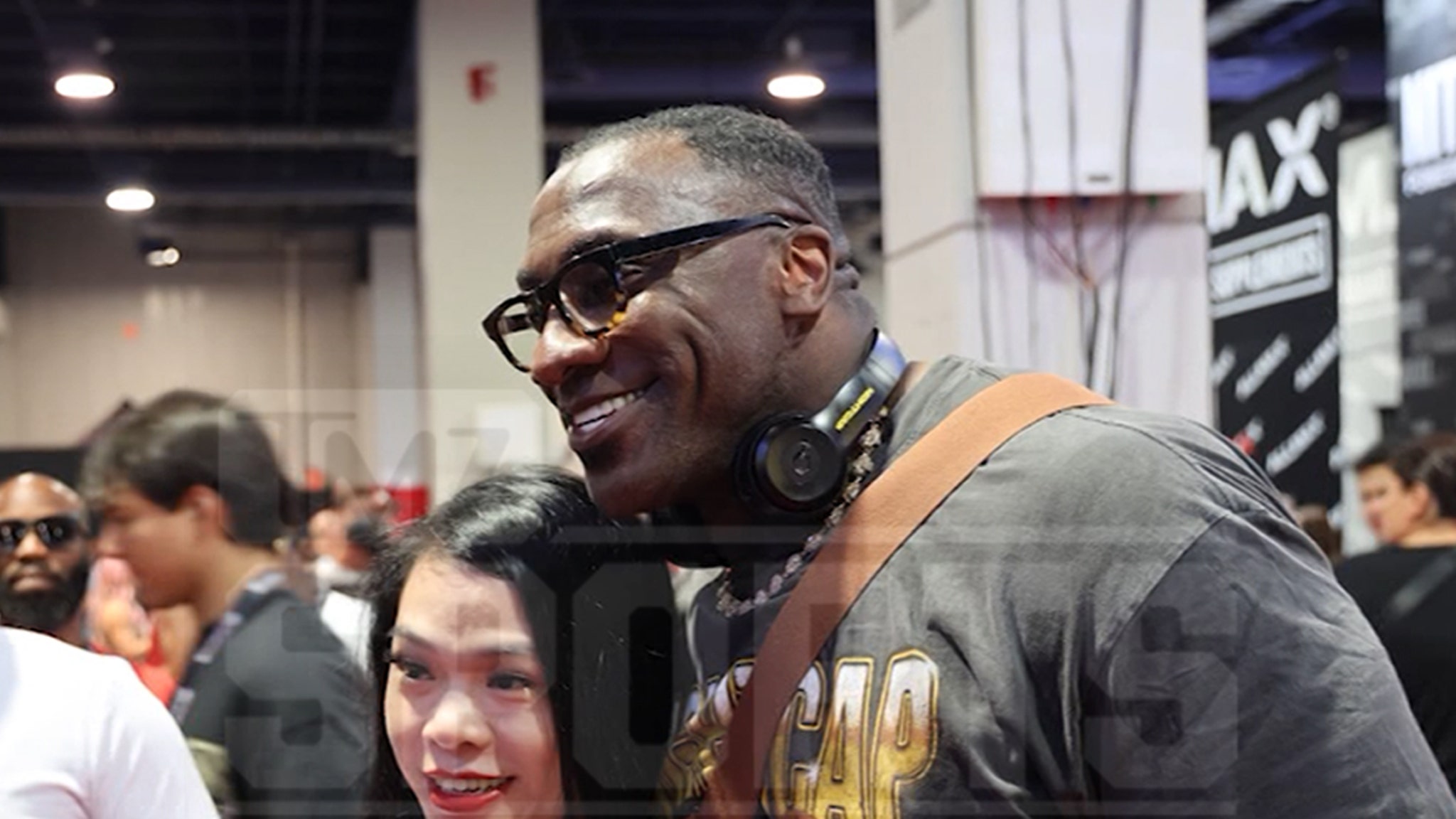 Shannon Sharpe s’affiche avec une fan lors d’un événement à Las Vegas
