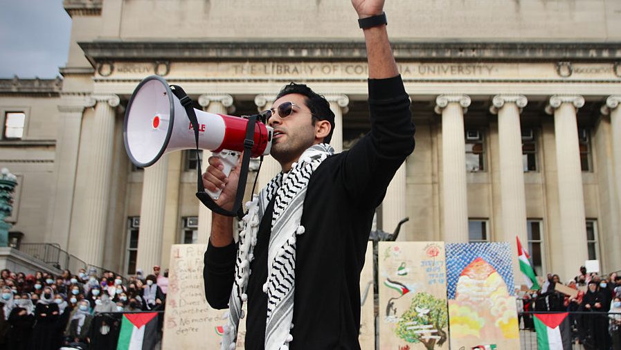 Mohsen Mahdawi, étudiant menacé d’expulsion, libéré après décision de justice