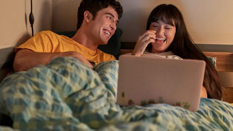 Benito Skinner : la comédie ‘Overcompensating’ de Prime Video inspirée d’une histoire vraie ?