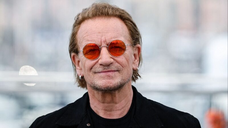Bono présente un documentaire sur AppleTV+ à Cannes et critique les coupes de l’aide américaine