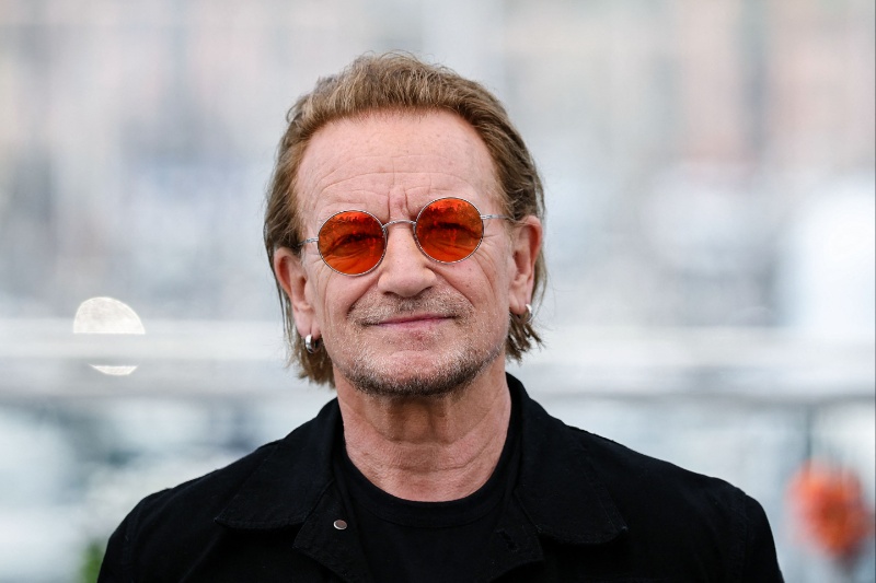 Bono présente un documentaire sur AppleTV+ à Cannes et critique les coupes de l’aide américaine
