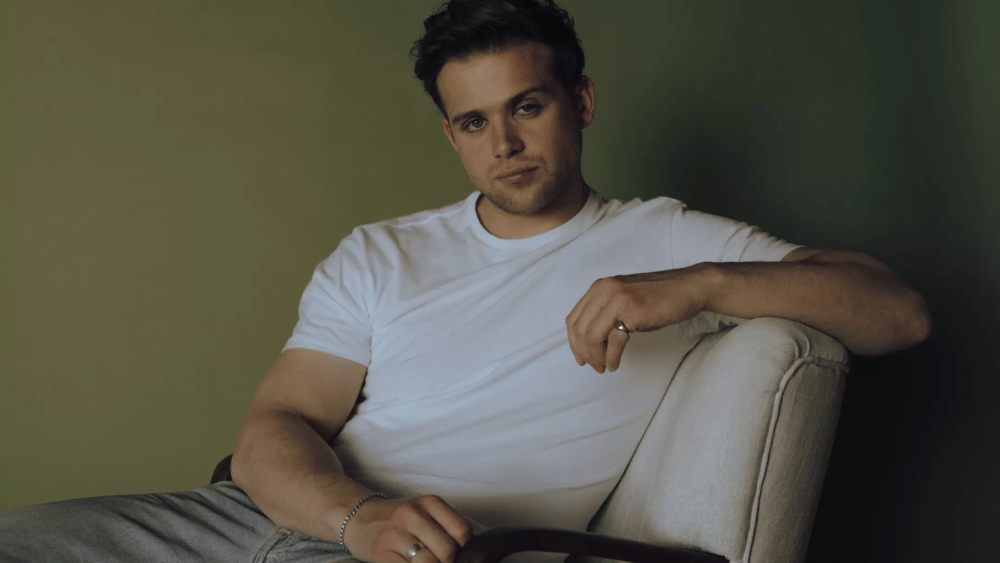 Leo Woodall rejoint Rachel Weisz dans la série limitée ‘Vladimir’ de Netflix