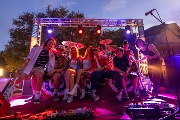 Prime Video dévoile des photos de sa nouvelle série musicale The Runarounds