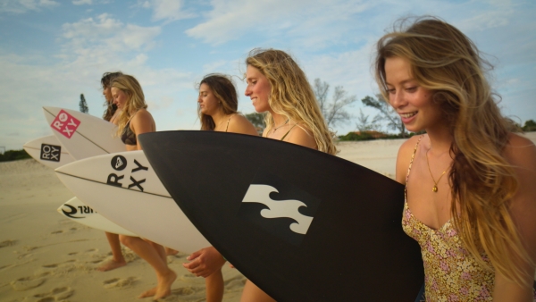 Surf Girls : la saison 2 de la docuseries Amazon dévoile son trailer